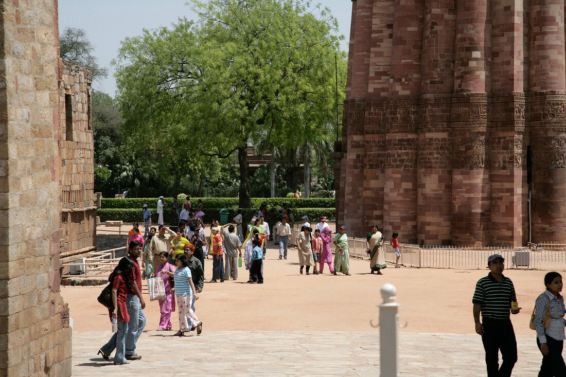 Indien, Touristen am Qutb Minar, Delhi