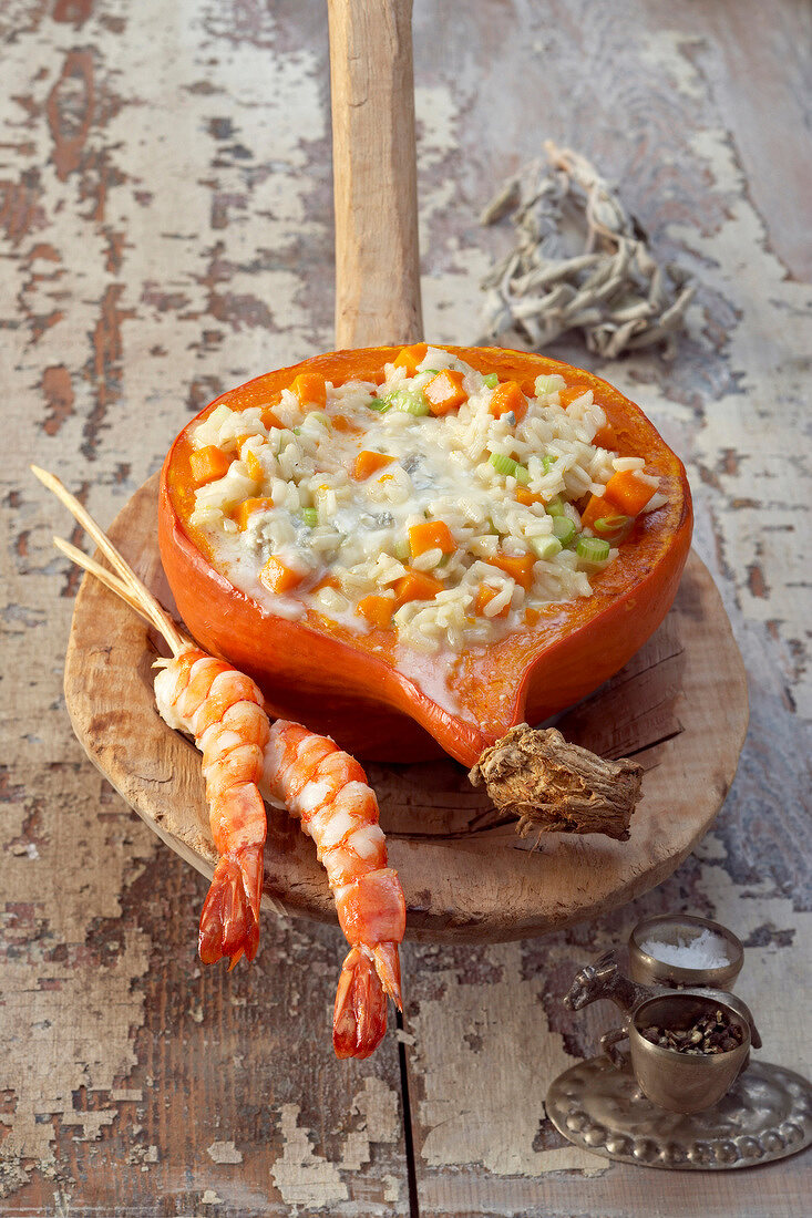 Kürbisrisotto mit Gorgonzola und Scampi, in Kürbisschale serviert