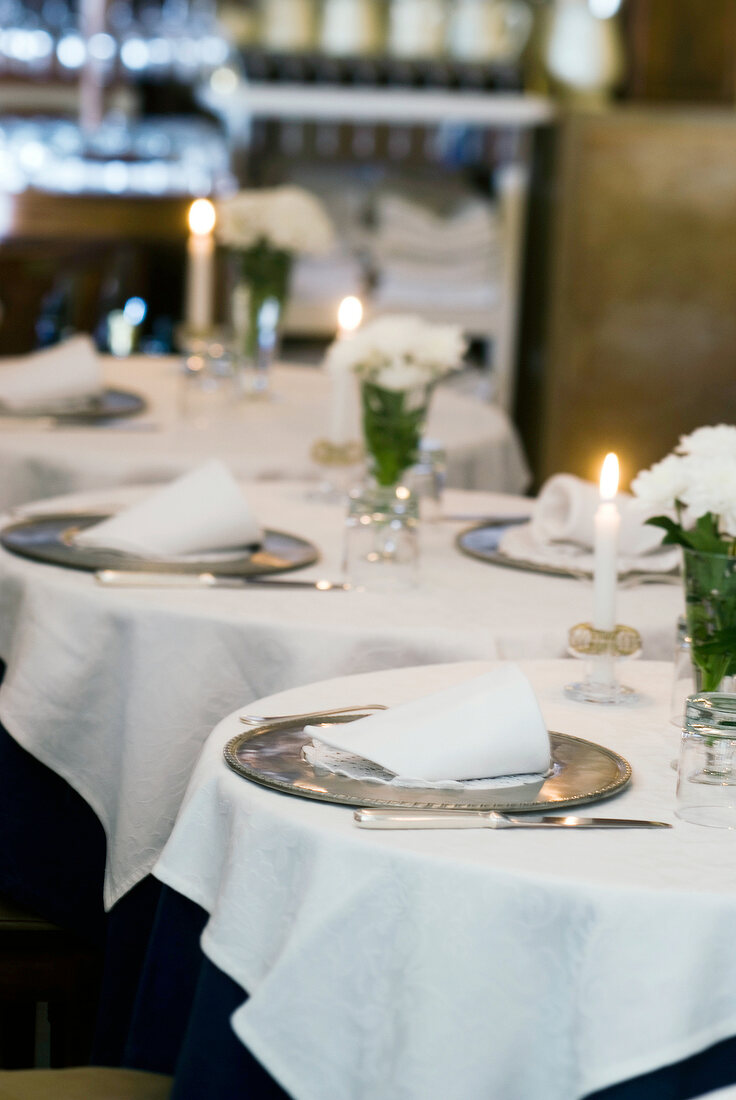 Tische in Pensione Calcina, Venedig, gedeckt in Weiß, Kerzen