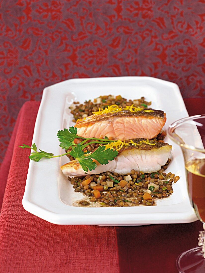 Lentils with fish fillets in serving dish
