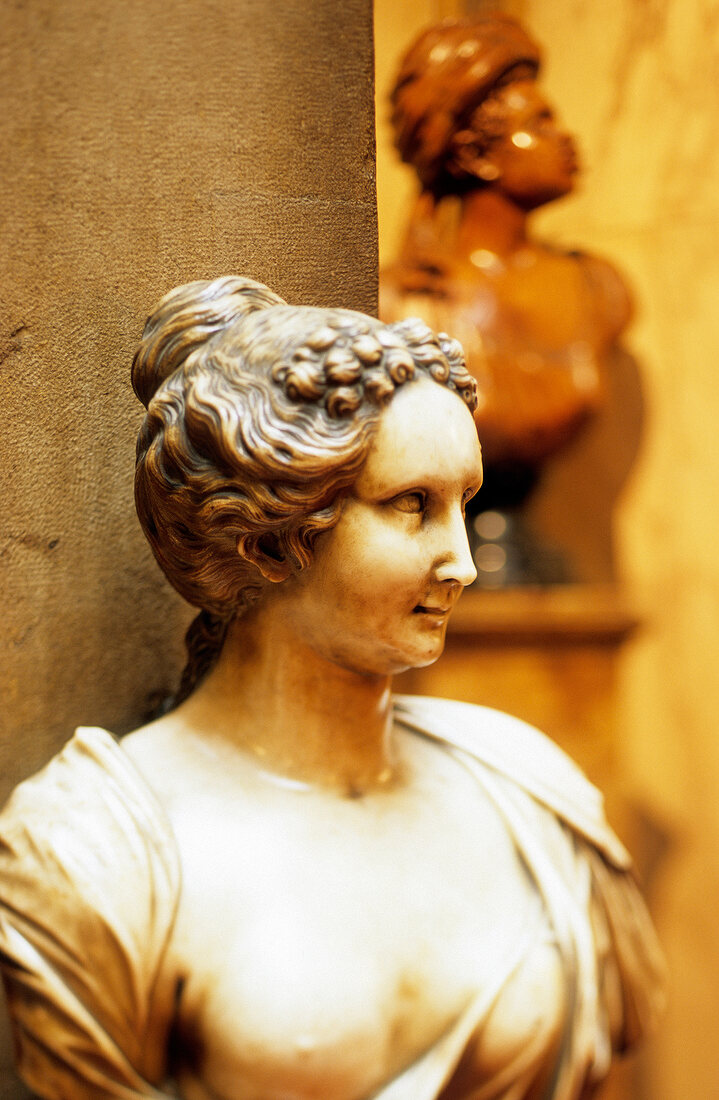 Frauenstatue im Danieli Hotel in Venedig, antik