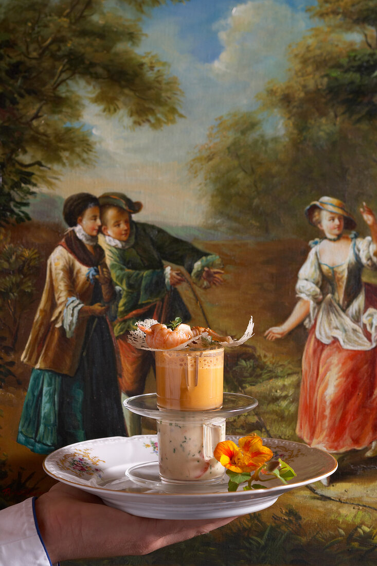 Krebs mit Krustentiersauce u. weißer Fischsauce, Gemälde im Hintergrund