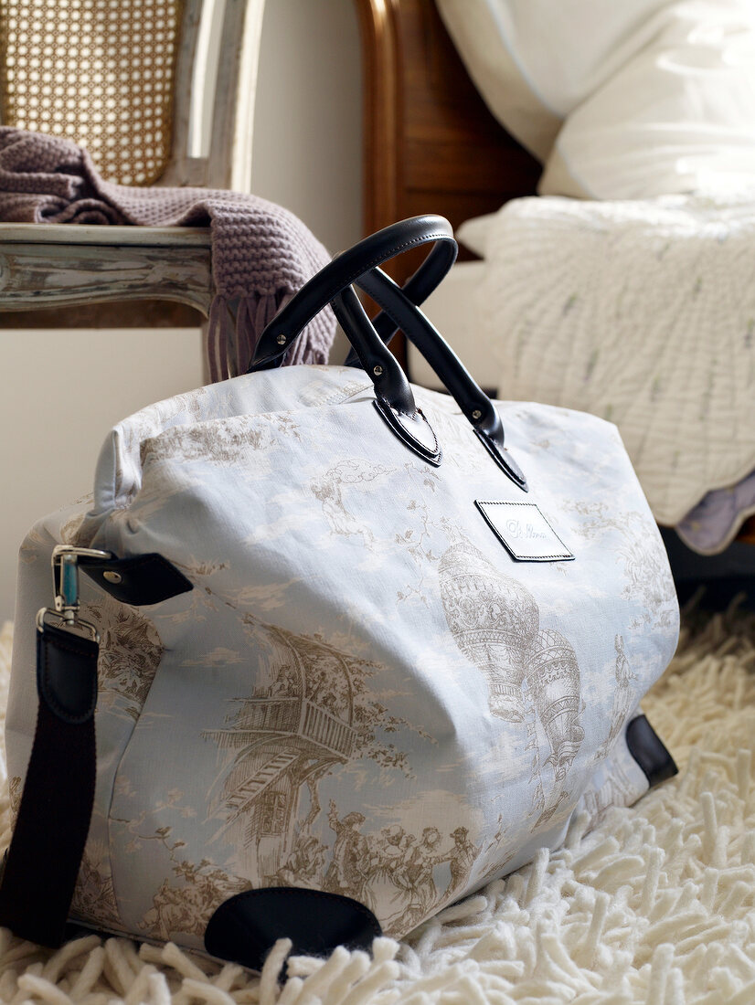 Tasche "Weekender" mit Toile-de-Jouy -Muster in Weiß, Ledergriffe