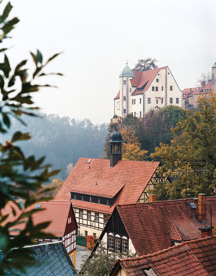 Dorf Hohnstein in Sachsen, Bäume, Fachwerkhäuser, Dächer rot