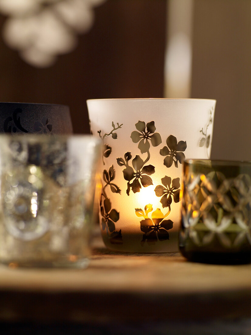 Div. Gläser mit Teelichten, Blumenmotive und Ornamente
