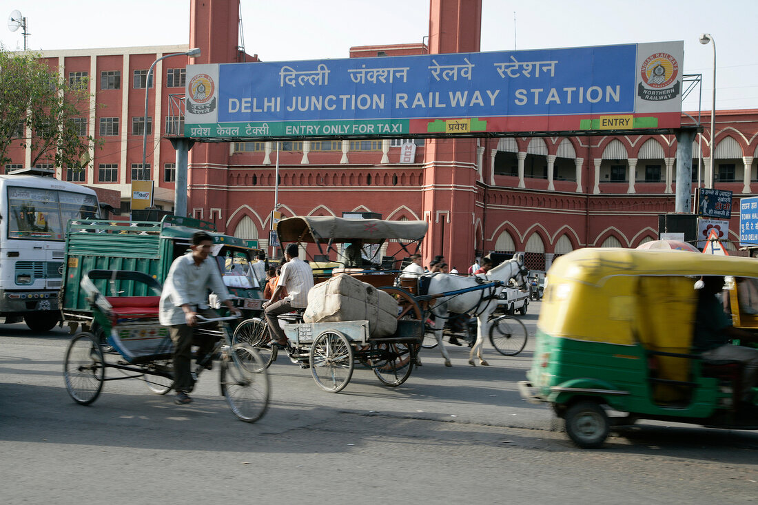 Indien, Rikschaverkehr vor dem Bahnhof in Old Delhi