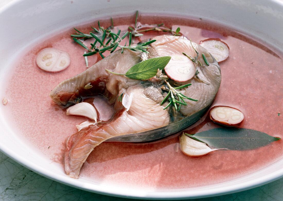 Fisch, Step: Thunfisch in Rot- wein mariniert, roh