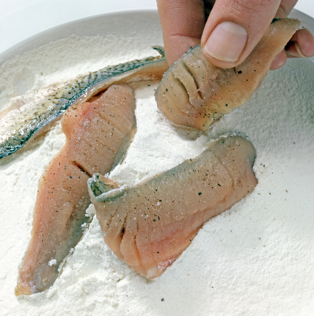 Fisch, Step 1: Rotaugenfilets im Mehl wenden