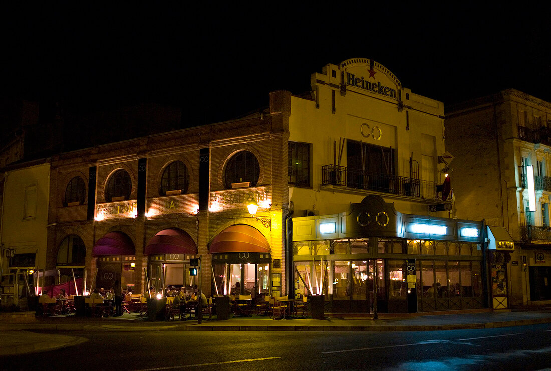 Restaurant Brasserie in Narbonne, Frankreich, Gebäude beleuchtet