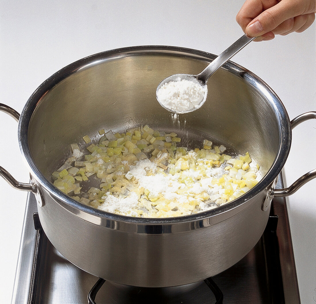 Buch vom Geflügel, Geflügelrahmsuppe, Step 1, Mehl zugeben