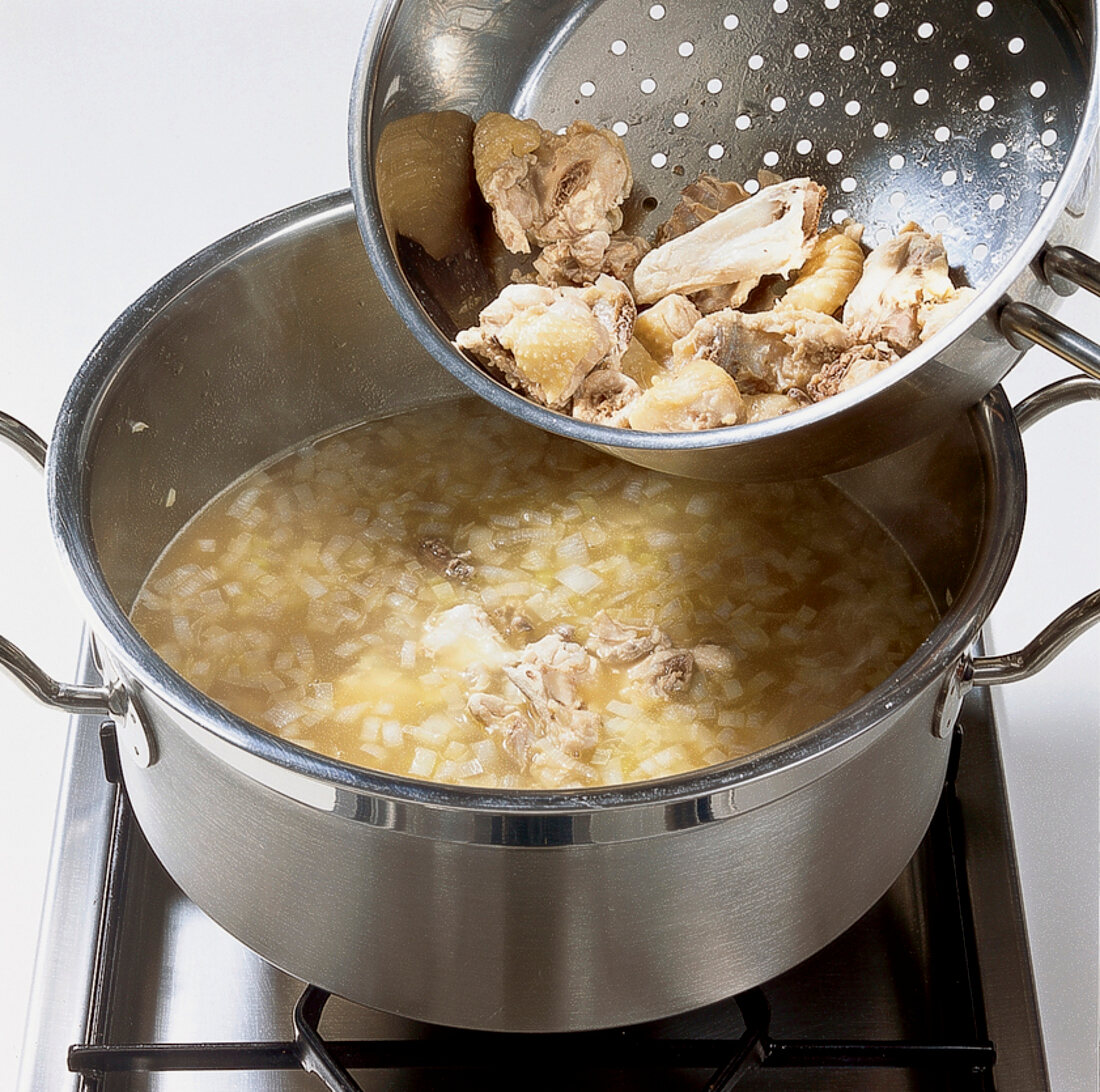 Buch vom Geflügel, Geflügelrahmsuppe, Step 3, Knochen zugeben