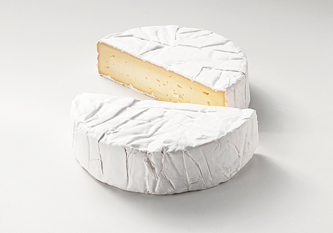 Buch vom Käse, 2 Hälften Käse, "Camembert", weiß, weich
