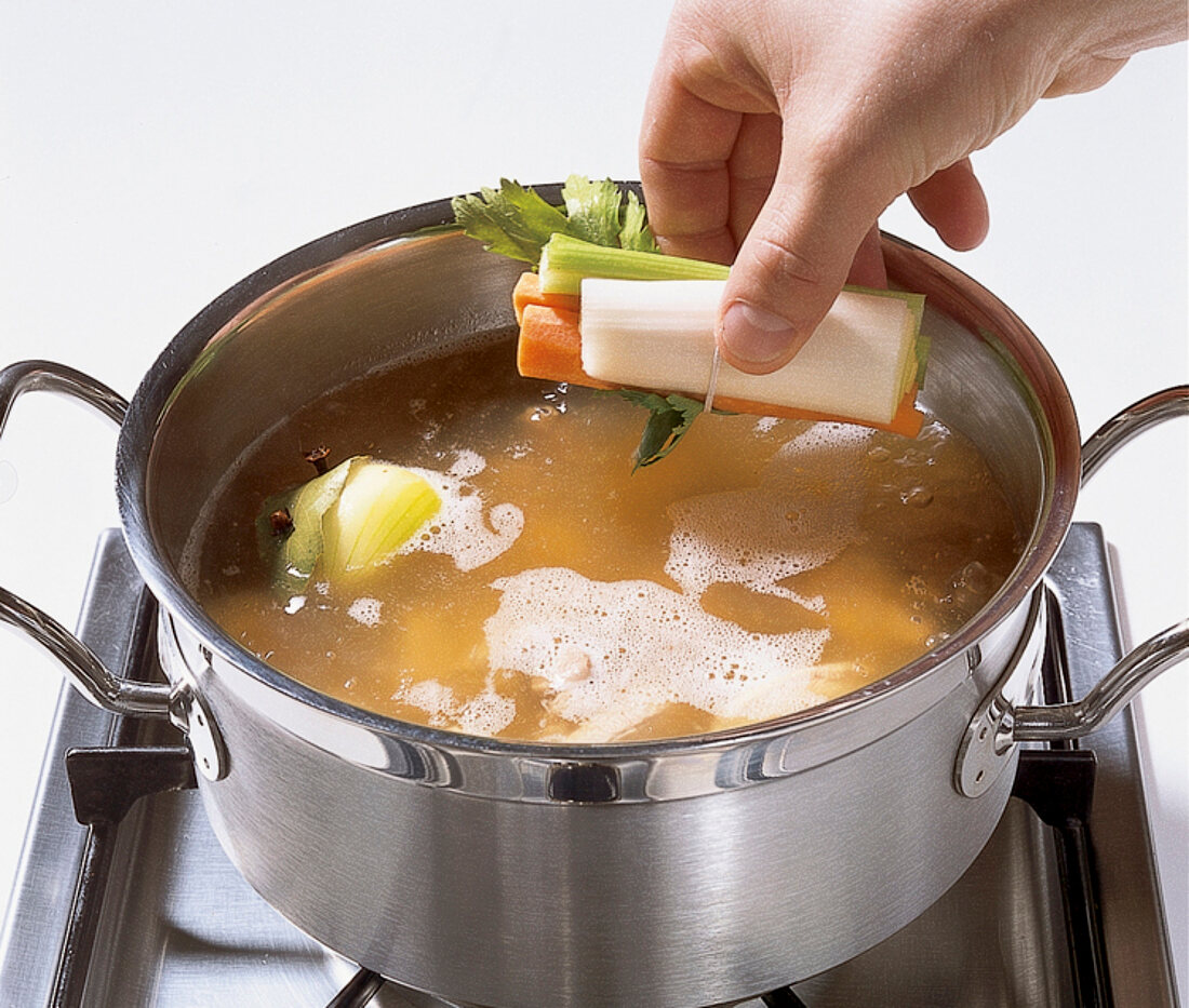 Buch vom Geflügel, Blanquette, Step 4, Bouquet garni zugeben