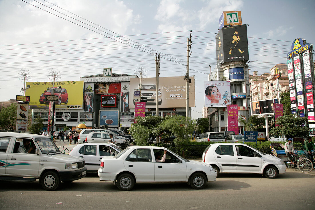 Indien, Verkehr vor dem The Metropol itan-Einkaufszentrum, Delhi
