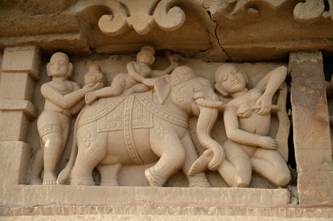 Indien, Fassade des Kandariya Mahade v Tempels, in Stein gehauene Figuren