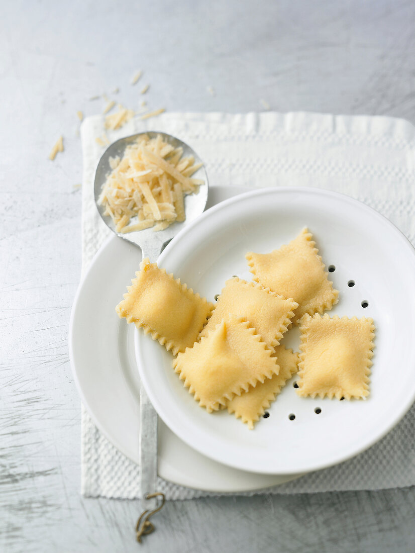 Ravioli liegen auf einem Teller, Sch aumkelle, Parmesan