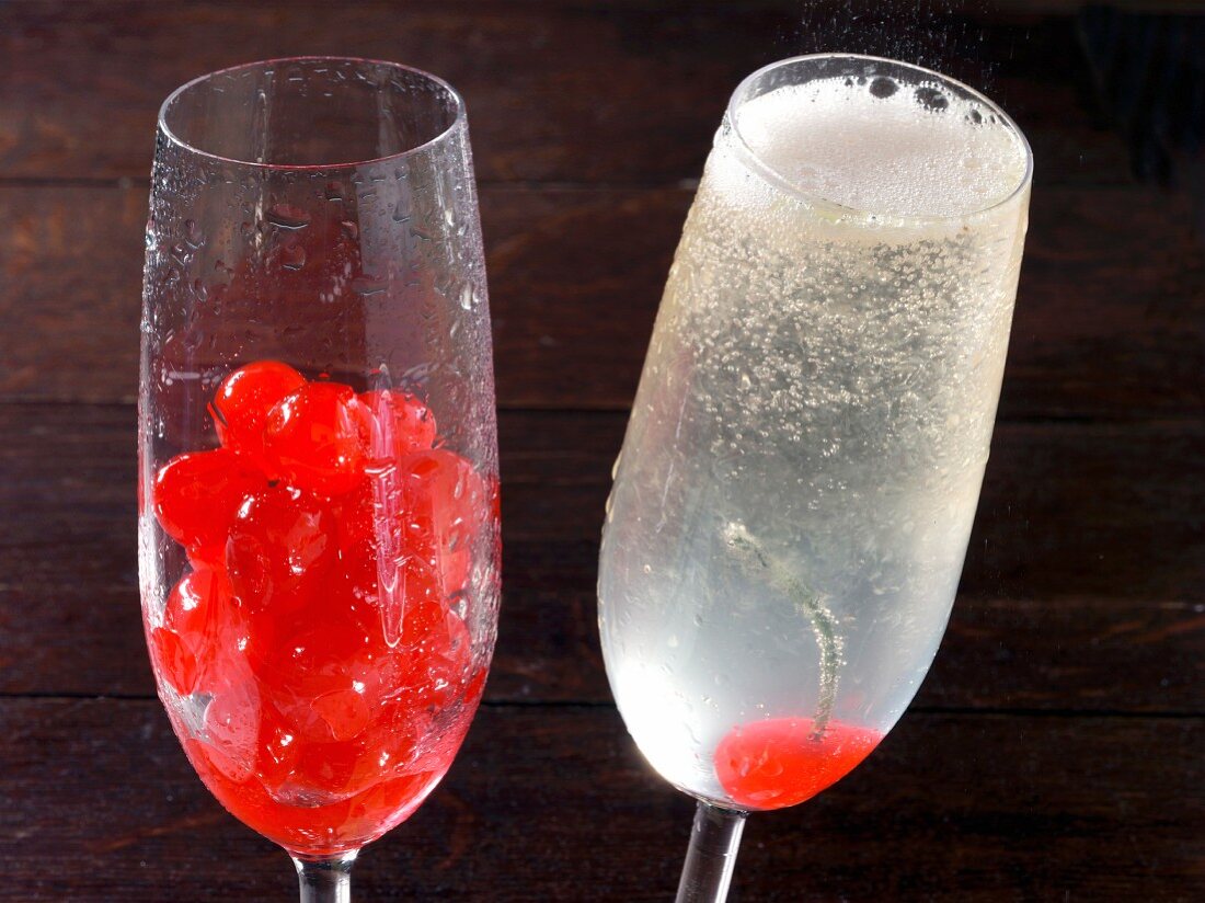 Glas mit roten Johannisbeeren & Cocktailglas mit French 75