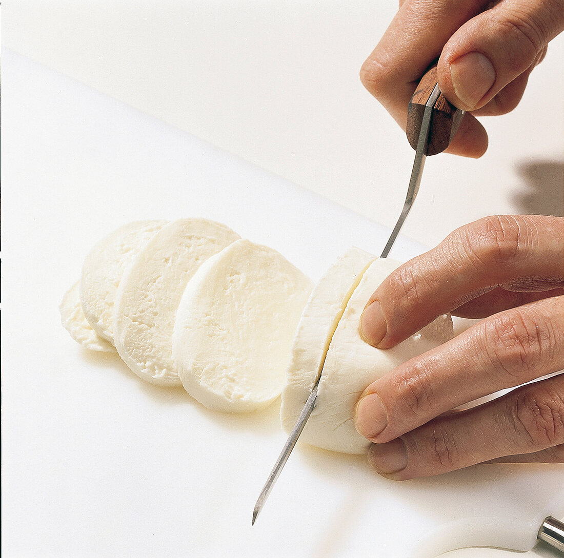 Buch vom Käse, Mozzarella in Scheiben schneiden, Messer, Step 1