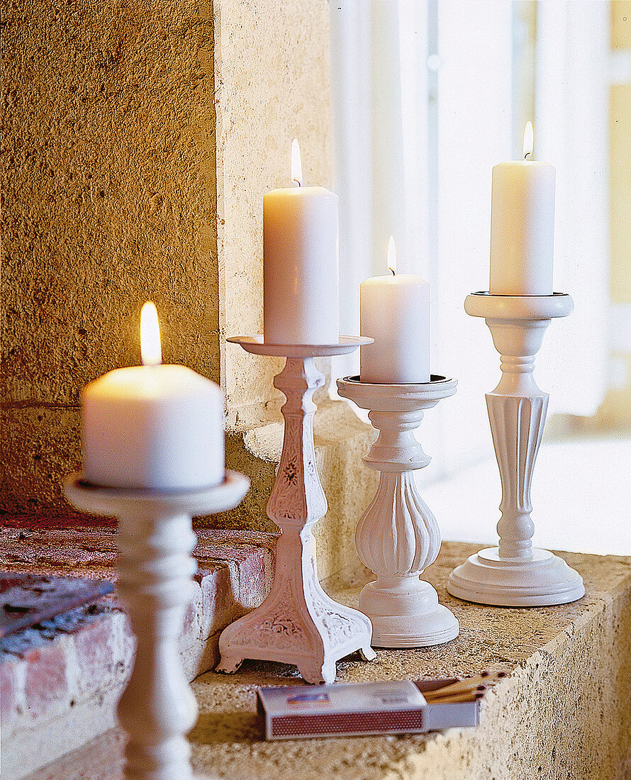 Vier Kerzenleuchter aus Holz, weiß 