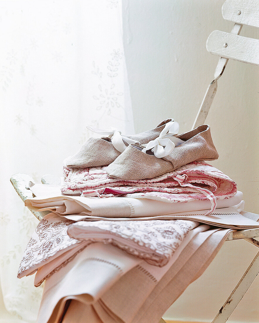 Leinenbettwäsche u. Leinenschuhe auf Stuhl
