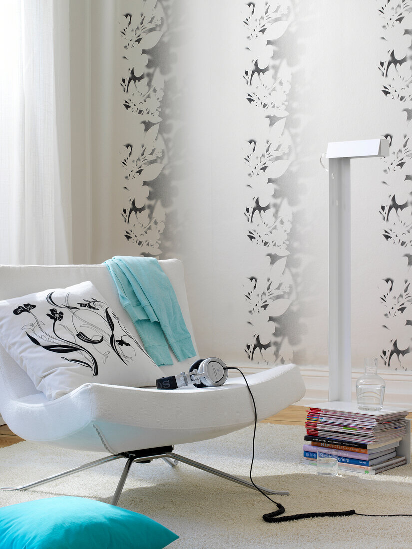 Wohnzimmer in weiß, Sessel, Kopf- hörer, 3D-Tapete à la Scherenschnitt