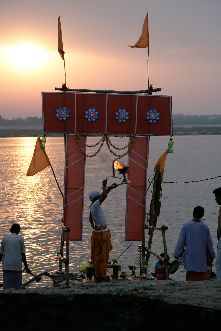 Indien, Varanasi, Religiöse Zeremoni e im Sonnenaufgang am Ganges
