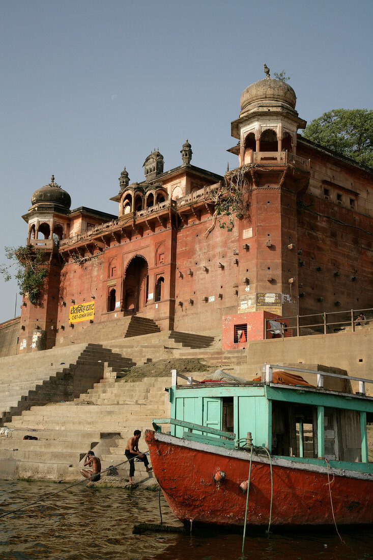 Indien, Chet Sing Ghat in Varanasi, am Flussufer des Ganges