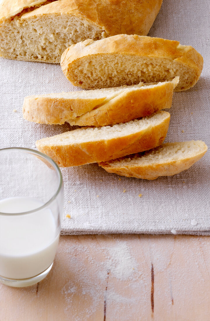 Brot backen - Aufgeschnittenes W eißbrot mit Milchglas