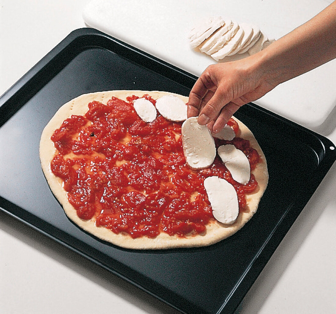 Buch vom Käse, Mozzarella Scheiben auf Pizza legen, Step 2