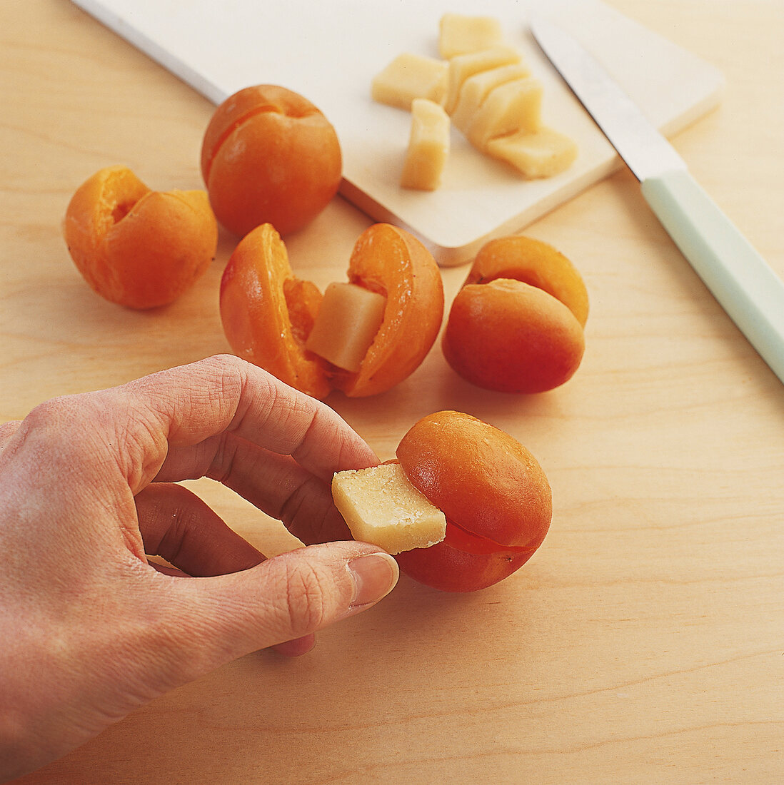 Schokocreme, Aprikosen werden mi t Marzipan gefüllt