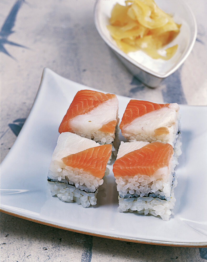 Sushi - Schicht-Sushi mit Seewol f und Lachsforelle