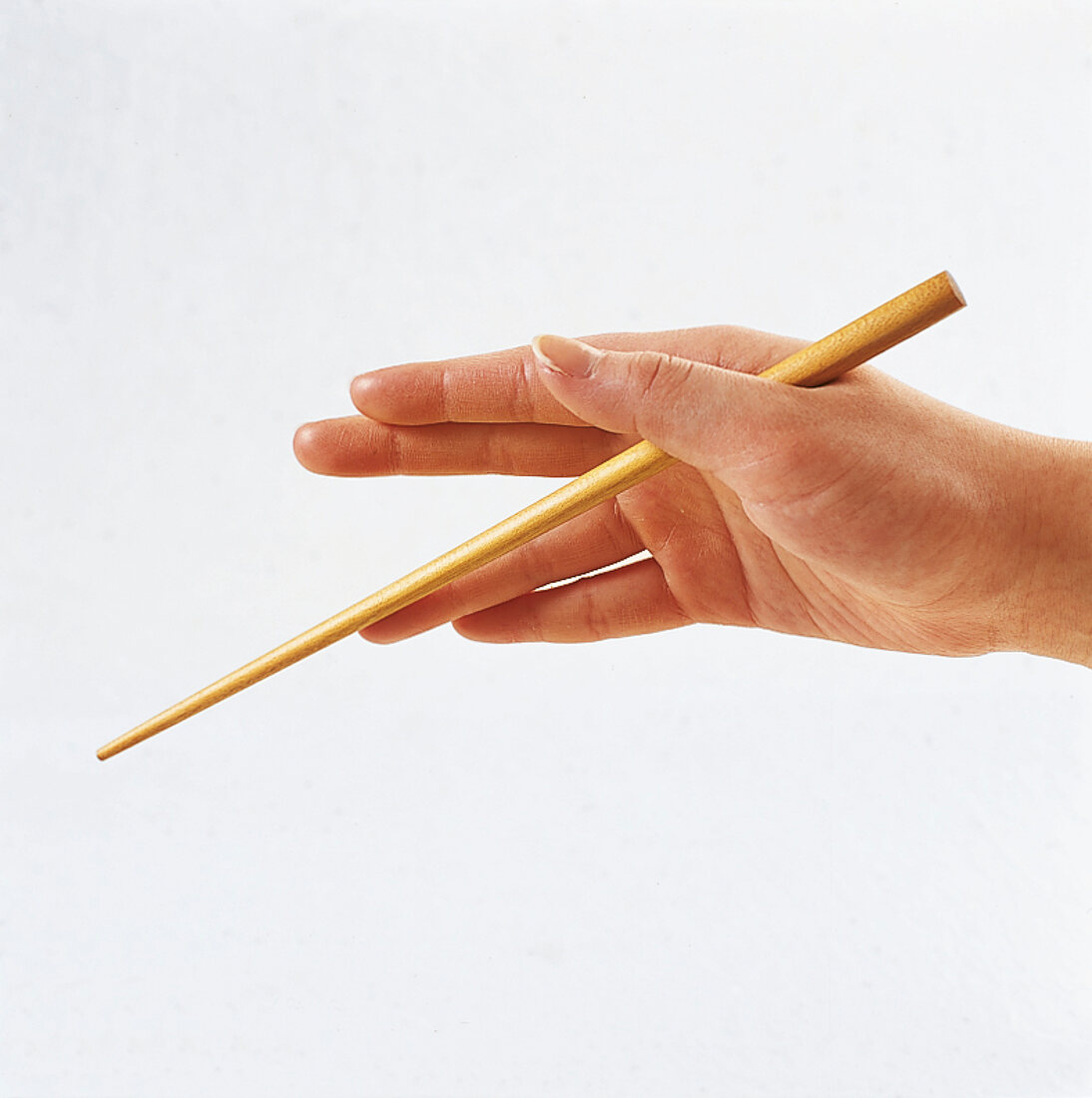 Sushi - Festklemmen von Essstäbc hen zwischen Daumen und Zeigefinger