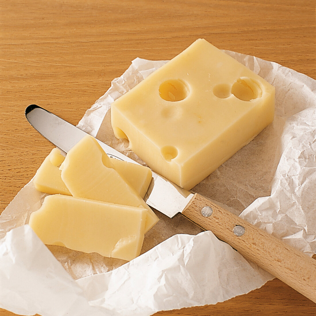 Schwäbisch kochen, Aufgeschnnittener Käse auf Papier