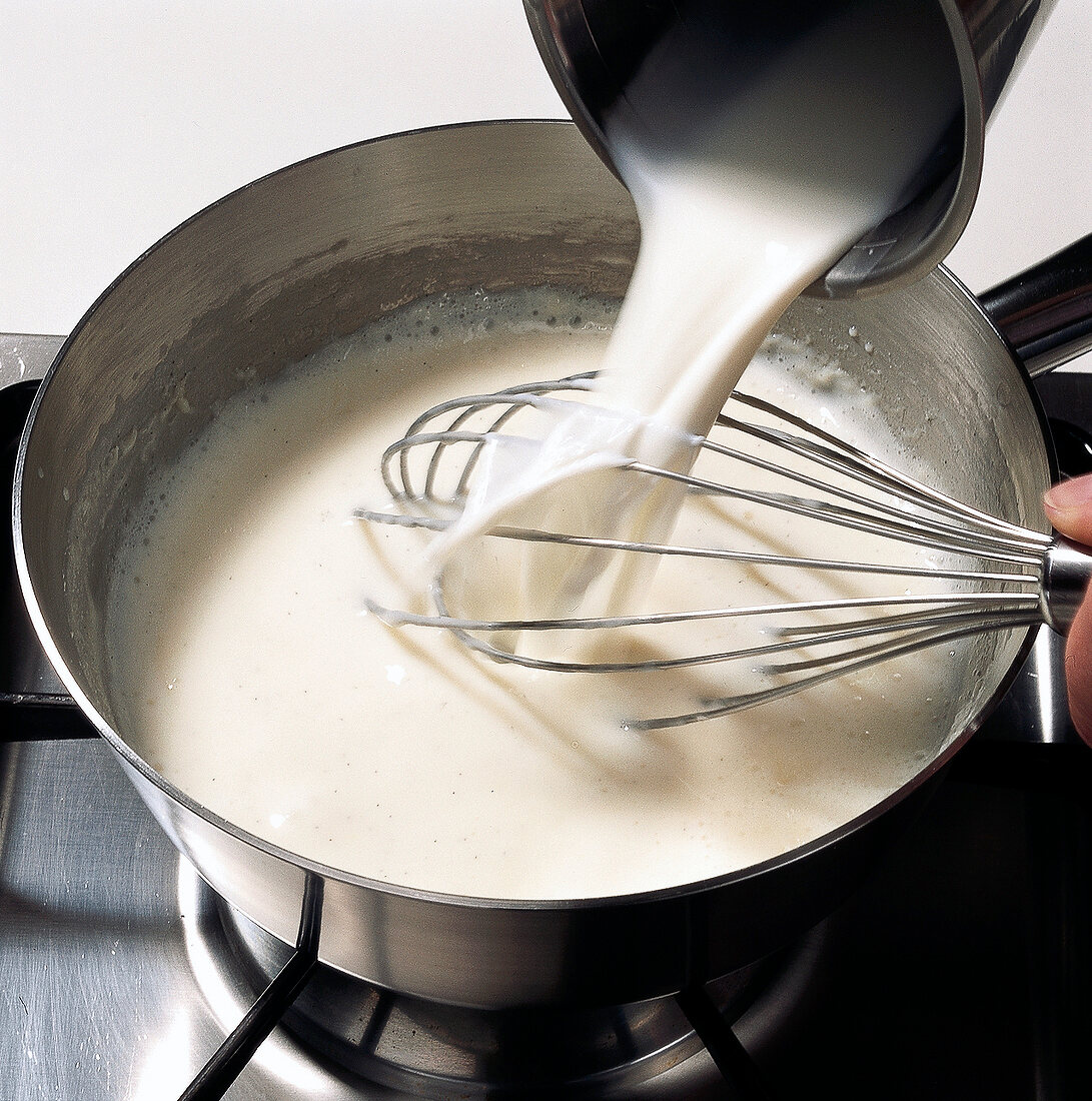 Buch vom Käse, Milch m. Stärke binden, Schneebesen, Topf, Step 2