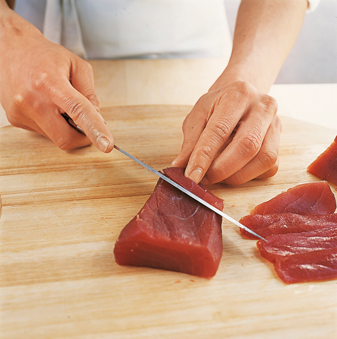 Sushi - Schneiden von Thunfisch