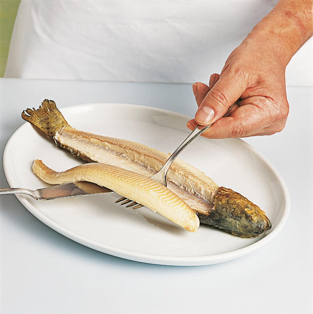 Fisch - Gegarten Fisch zerlegen, Step 2, Filets abheben