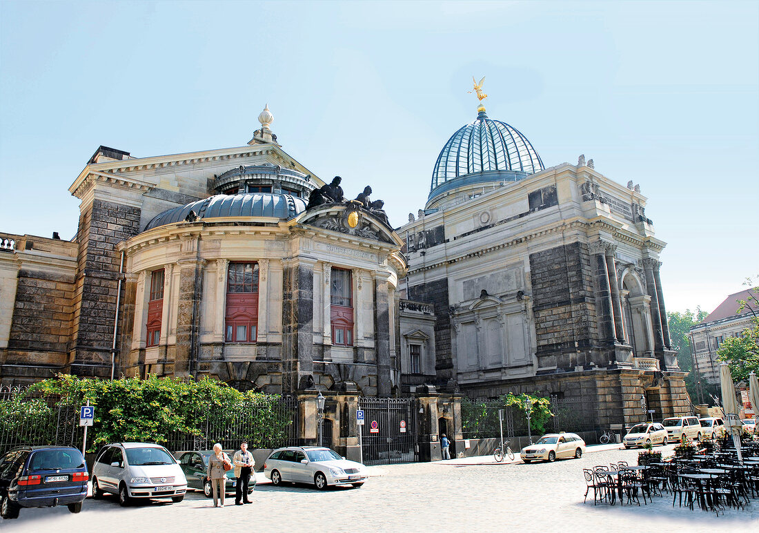 Kunstakademie mit Glaskuppel in der Altstadt von Dresden