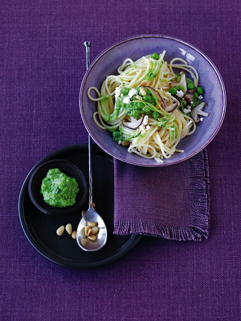 Limetten-Spaghetti mit Erbsen-Pilz-Pesto