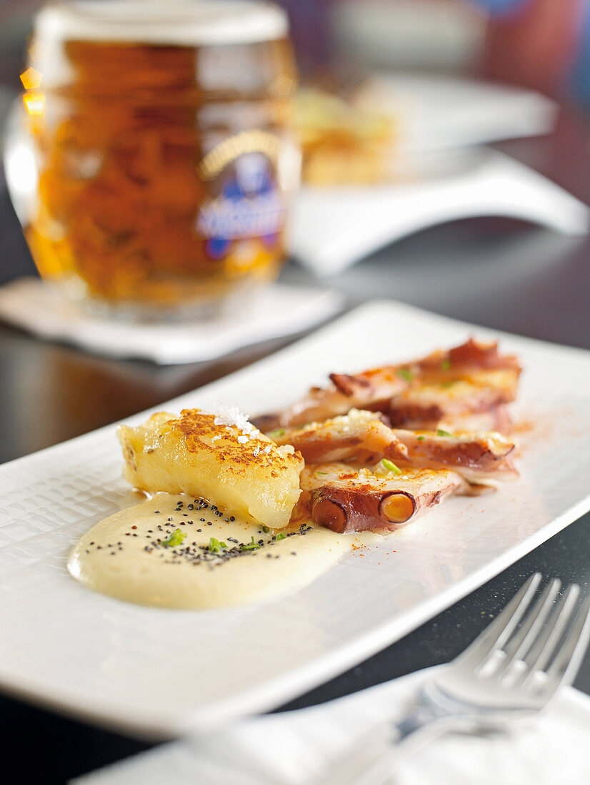 Tintenfisch mit Kichererbsenpüree, Sauce, Mohn