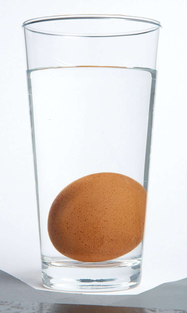 Frischetest: Hühnerei liegt am Boden eines Glases, frisches Ei, Step