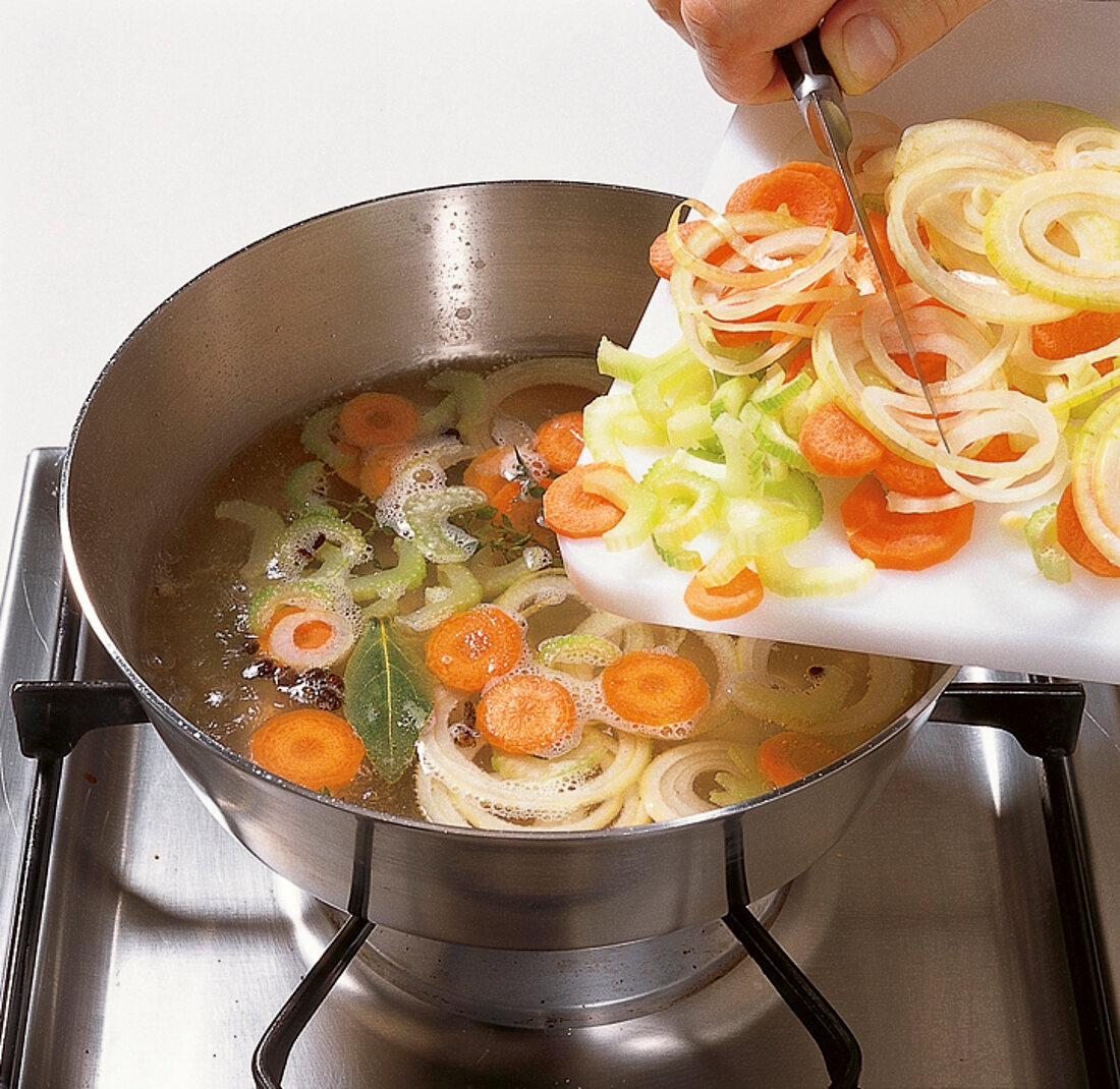 Buch vom Geflügel, Step 2: Gemüse in Topf geben