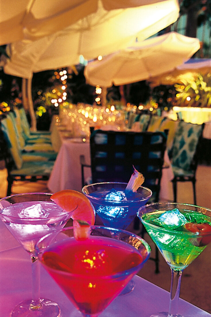 Restaurant Wish, vier Cocktailgläser mit leuchtenden Eiswürfeln