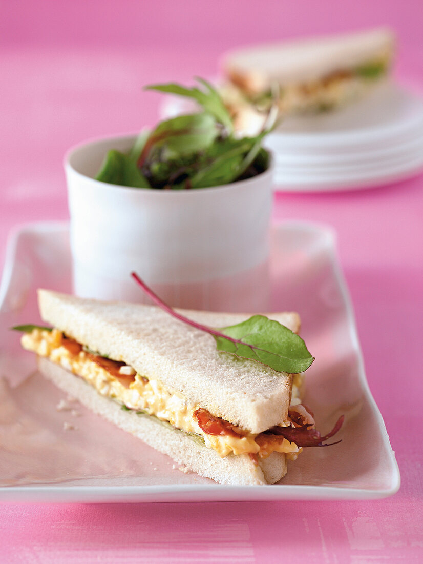 Sandwich mit Curry - Eier - Salat und Pancetta