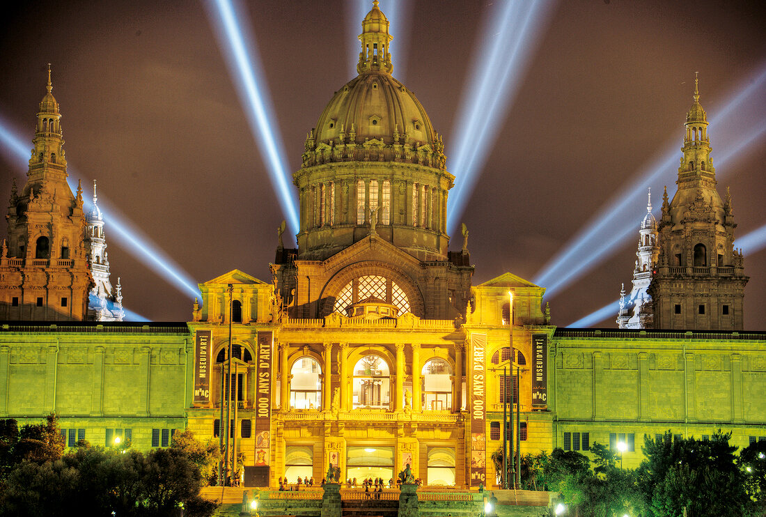 Museu Nacional d¿Art de Catalunya bei Nacht, Lichtstrahlen, Barcelona