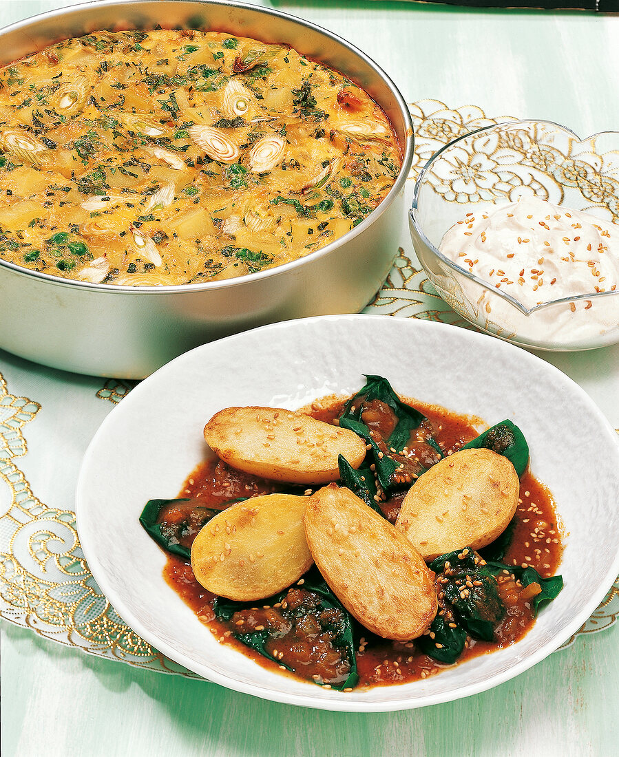 Potatoes with sesame seeds in serving dish