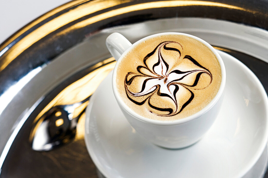 Tasse Kaffee, Milchschaum mit Schokoladenblume verziert