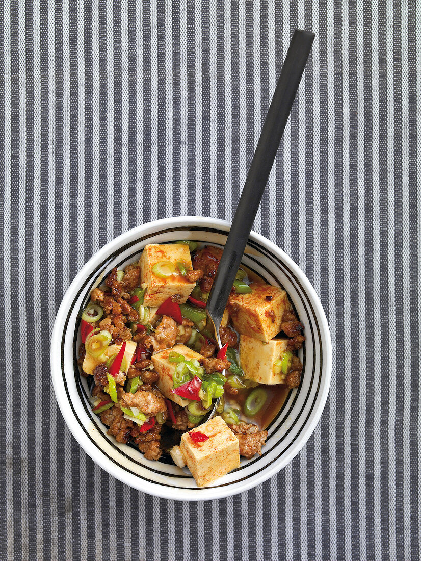 Wok, Scharfes Hackfleisch mit Tofu, thailändische Frühlingszwiebel