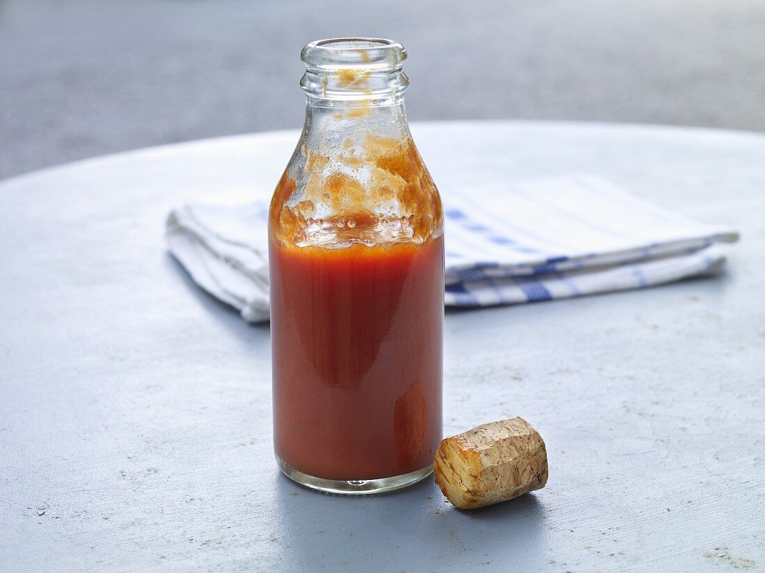 Tomatenketchup in Glasflasche