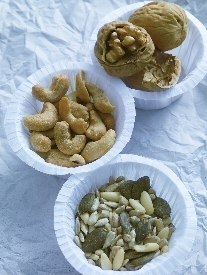 Salate, Nüsse: Cashewkerne, Waln üsse,Kürbis-Pinien-Sonnenblumenkerne