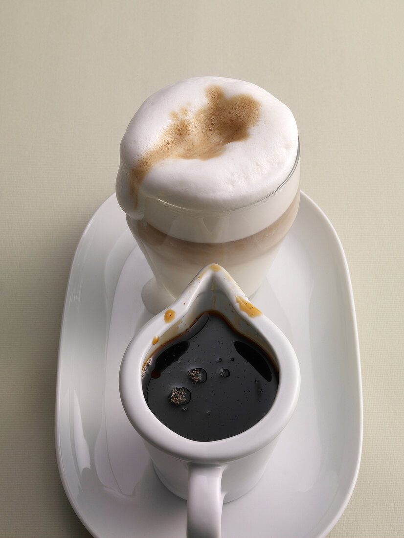 Espresso, Latte Macchiato mit Tee-Vanille-Sirup
